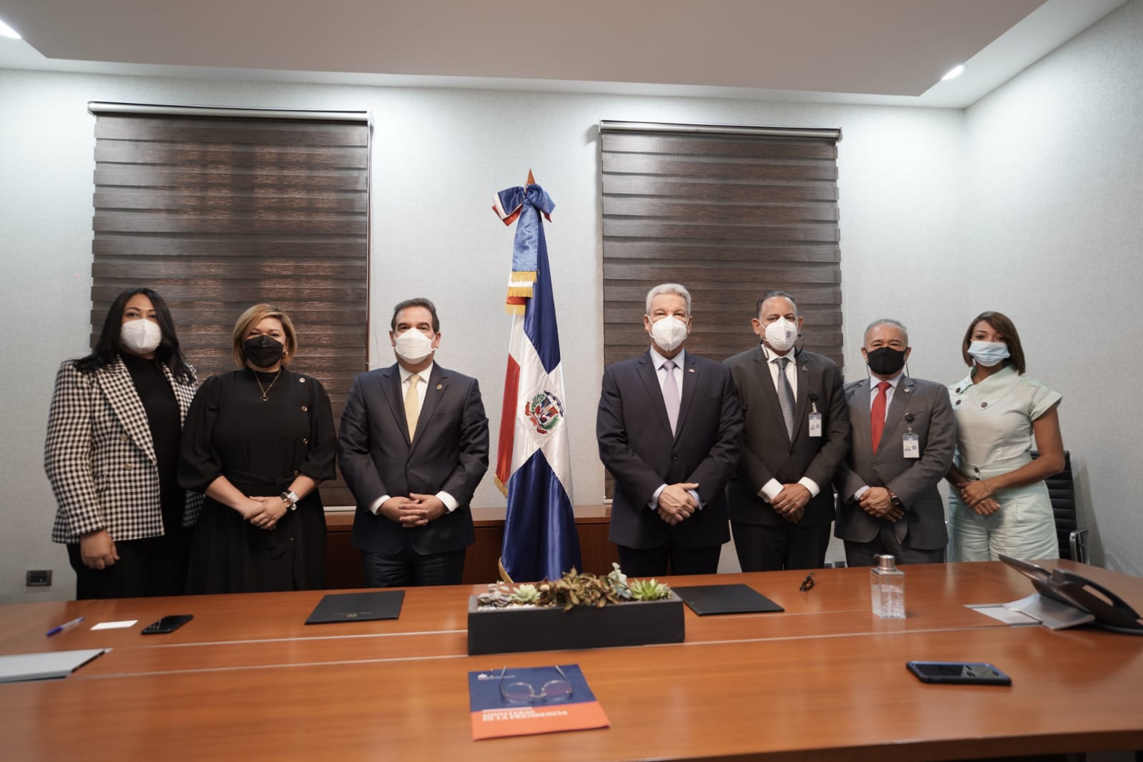 Lisandro Macarrulla, ministro de la Presidencia y Gustavo Zuluaga Alam, vicepresidente ejecutivo de la Alnap, junto a ejecutivos de ambas instituciones, tras la firma del convenio.