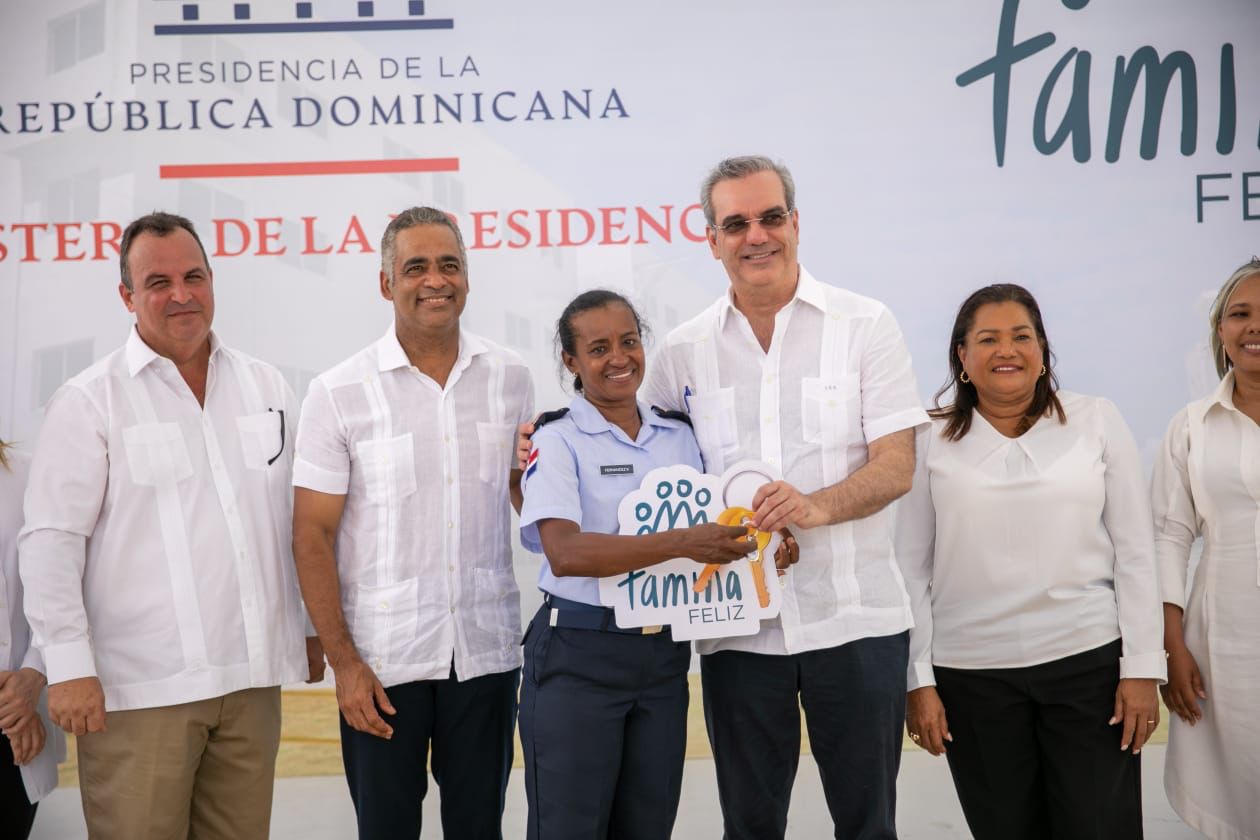 El Presidente Luis Abinader entregando una de las Viviendas a una de las mujeres beneficiarias.